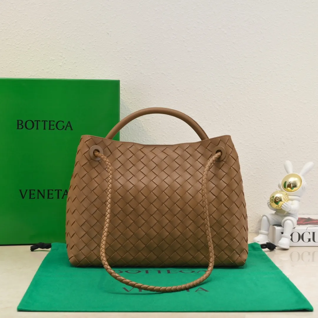 The 2023 new Andiamo batch of 2260 BV has been shipped‼ ️Really popular🔥The new Andiamo woven handbag launched by Bottega Veneta this season is really popular all over the world! ! Celebrities at home and abroad have worn it, and Oscar-winning actress Michelle Yeoh has taken it out on the street. Song Jia, Trai Yara, Yu Feihong, Sanji Ayaka, Rosie Hunting-Whiteley, Yoshioka Riho, etc. have all picked up this bag. It is classic and versatile, showing off its temperament, and the bag capacity is also large, which is very convenient for daily commuting! ! A variety of carrying methods, the shoulder straps can be adjusted by yourself, the original lambskin feels soft and delicate, and the unisex style breaks gender boundaries and brings a more practical and longer-lasting use experience. Andiamo, which has both elegant and casual styles, perfectly interprets the true appearance of "fashionable old money style". Style number: 8463 Size: 32*24*12